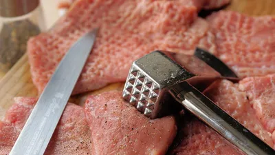 "고기 망치로 얼굴을..." 가정부에게 저지른 충격적인 행동