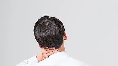목이 뻐근하고 저리다면? 목디스크 원인 및 초기증상