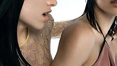 모델 최소라, 온라인에서 난리 난 파격적 노출 의상...“다 보이잖아?!”