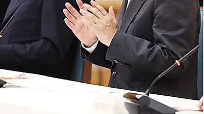 "심하게 구토해..." 아베 총리가 앓는 궤양성 대장염(+원인, 증상)