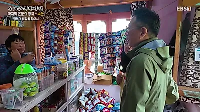 신호등 대신 춤추듯 수신호하는 경찰, '효율'보다 '부탄스러움'을 택한 나라