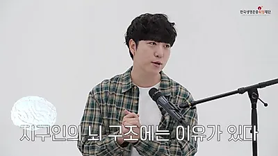 "나만 뒤처지는 것 같아" SNS 상향 비교와 뇌의 부정성 편향, 마음의 경고등 읽는 법