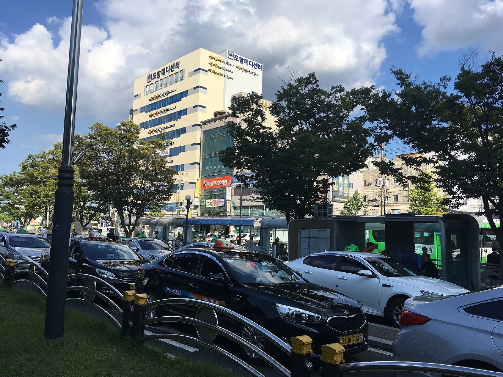 버스터미널 앞에 줄지어 정차한 택시들