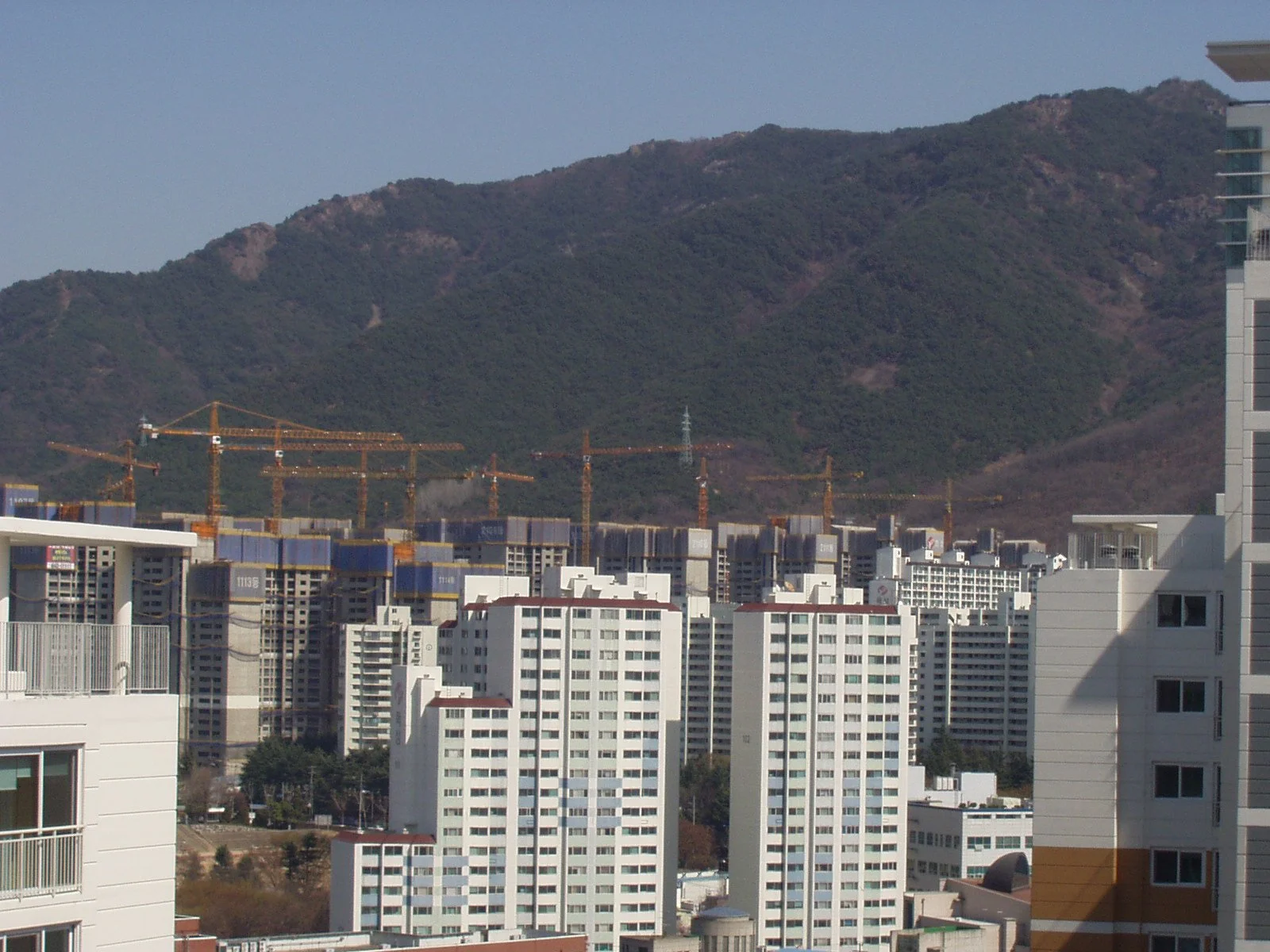 타워크레인이 서 있는 건설 중인 고층 아파트 단지