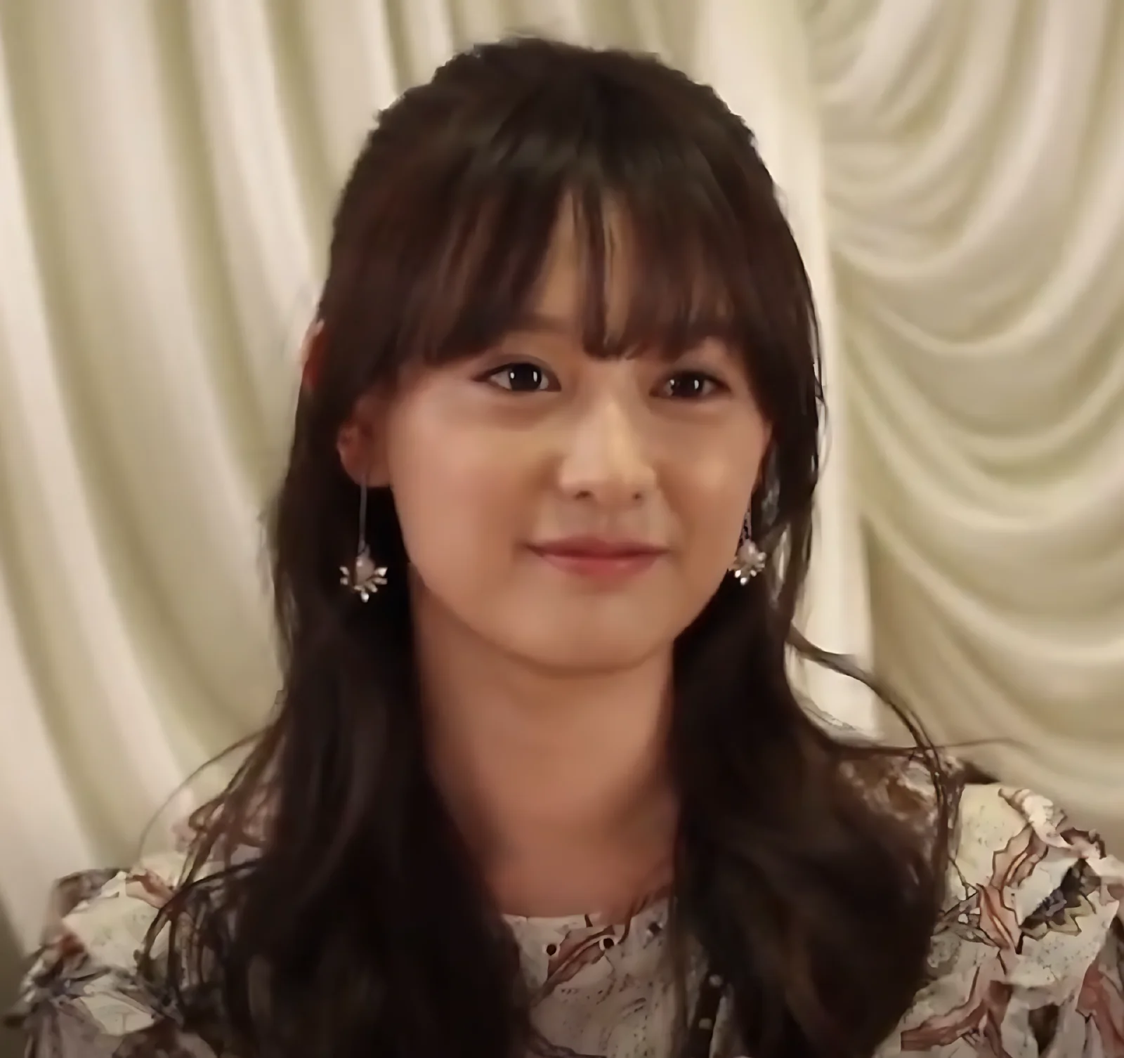 밝은 배경 앞에서 미소 짓고 있는 배우 김지원