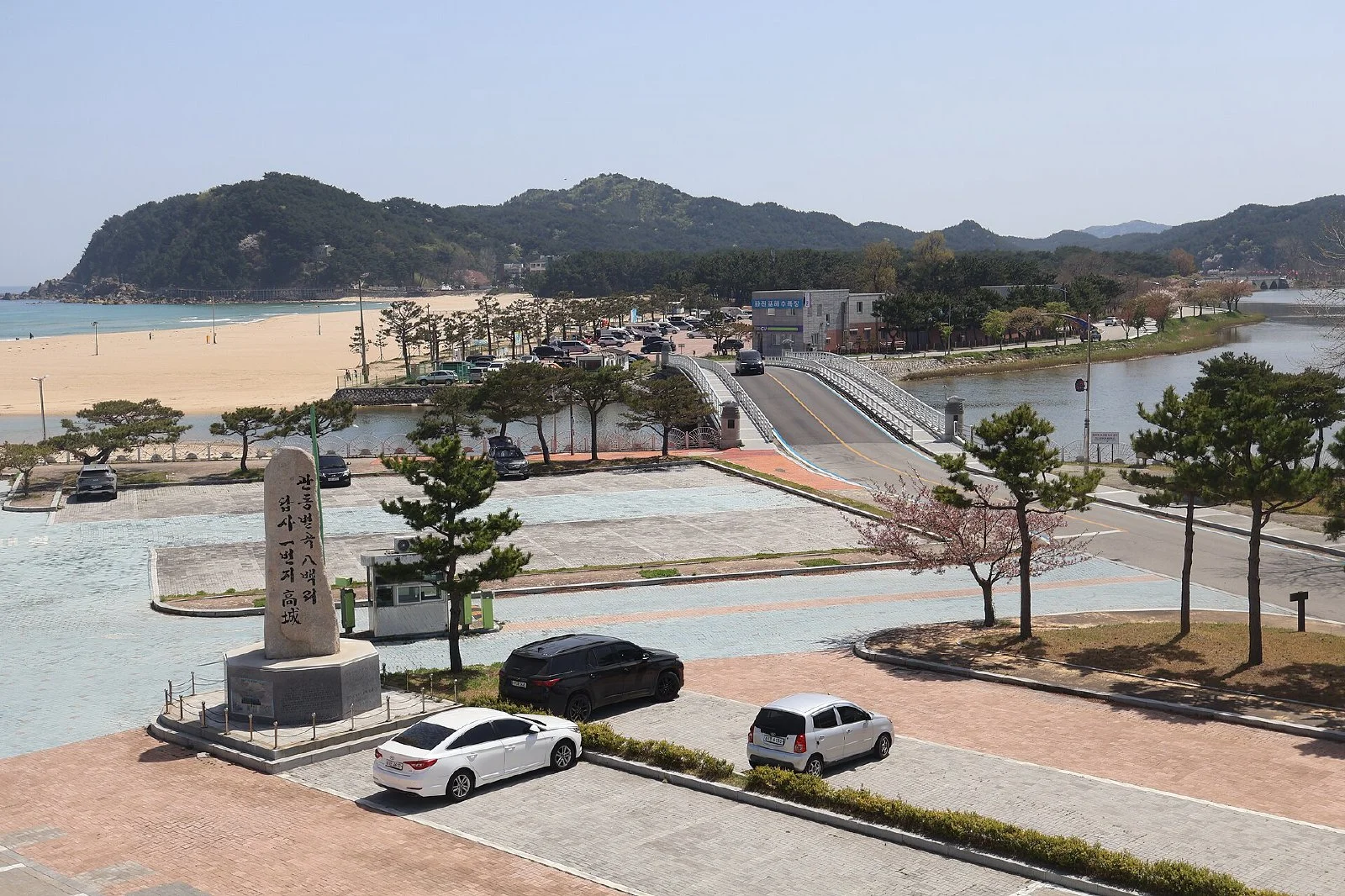 맑은 날 푸른 바다와 모래사장이 펼쳐진 강원 고성군 화진포해수욕장
