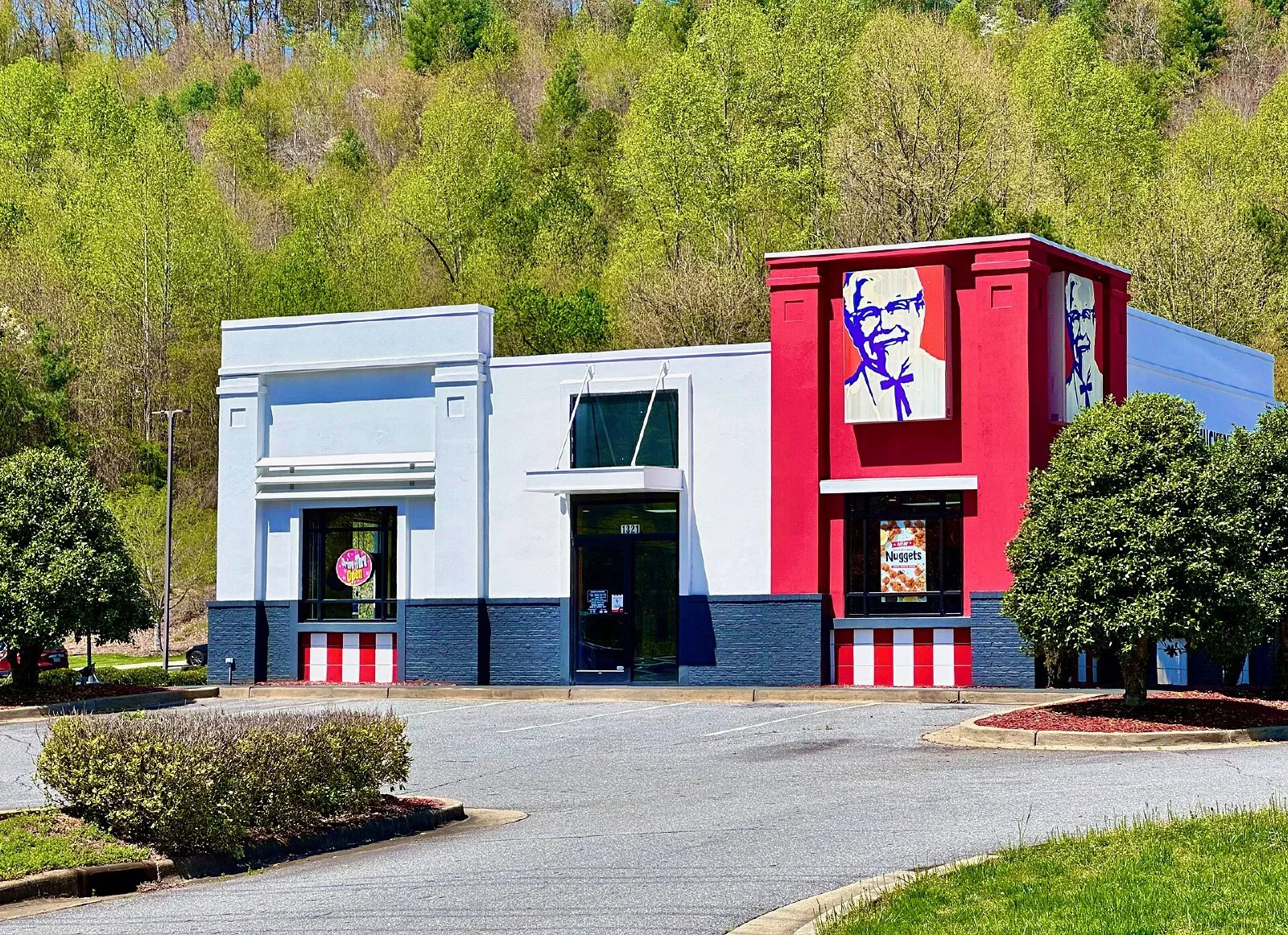 미국 노스캐롤라이나주 머피에 있는 단층 KFC 매장 외관