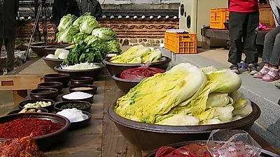 배추·무 싸지고 새우젓 32% 올라…올해 김장비용 6% 줄 듯