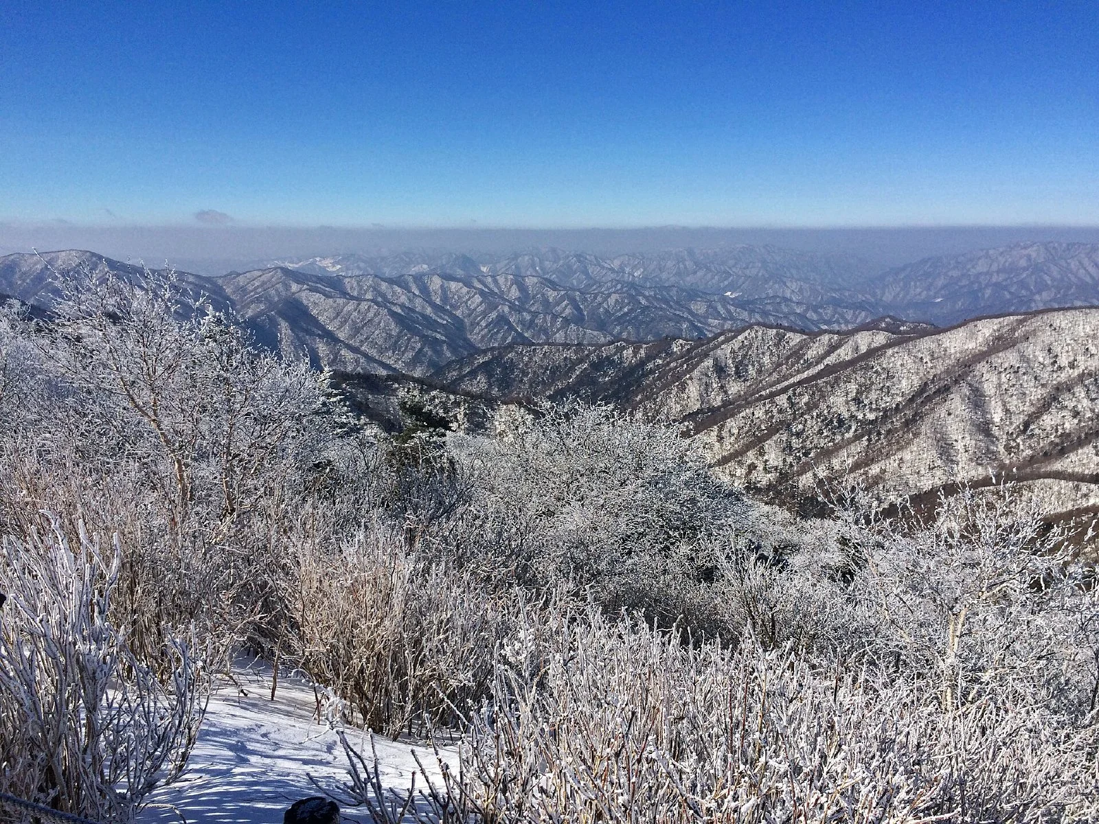 오대산 비로봉에서 내려다본 능선과 산줄기