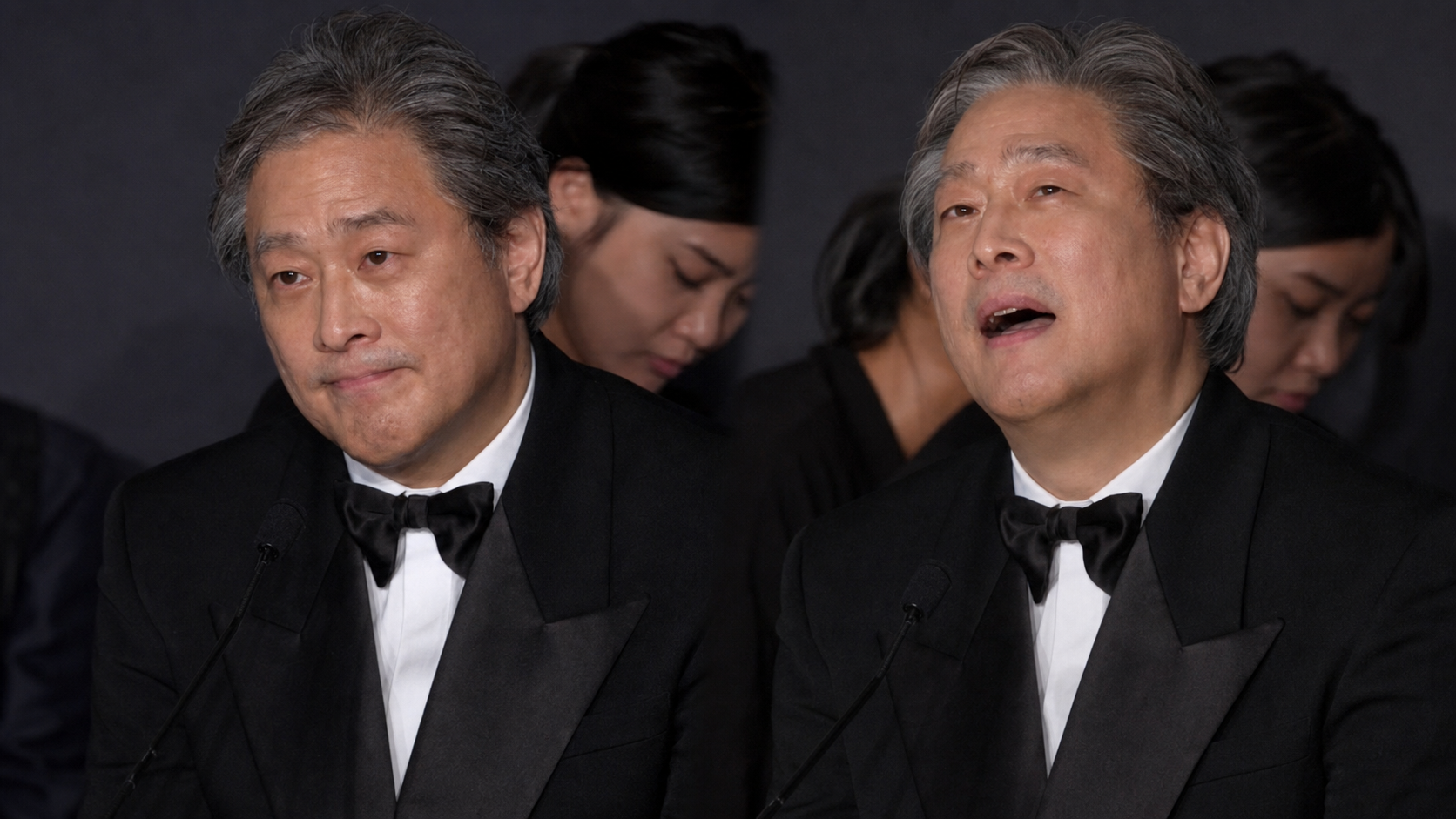 칸 영화제 기자회견 단상에 앉은 박찬욱 감독